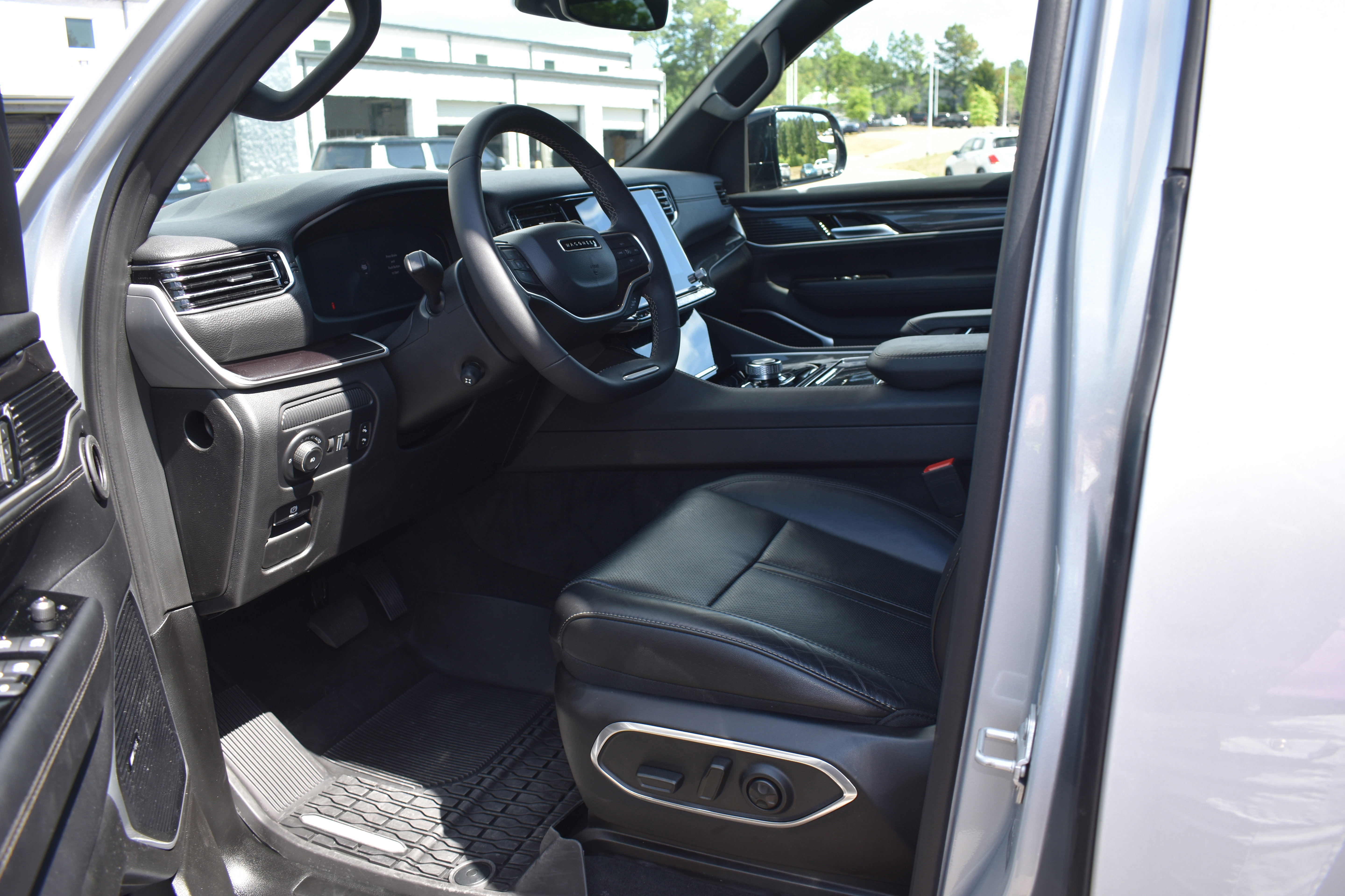 Used 2024 Jeep Wagoneer 4WD w/ Premium Group I image 12