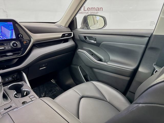 Used 2023 Toyota Highlander XLE image 24