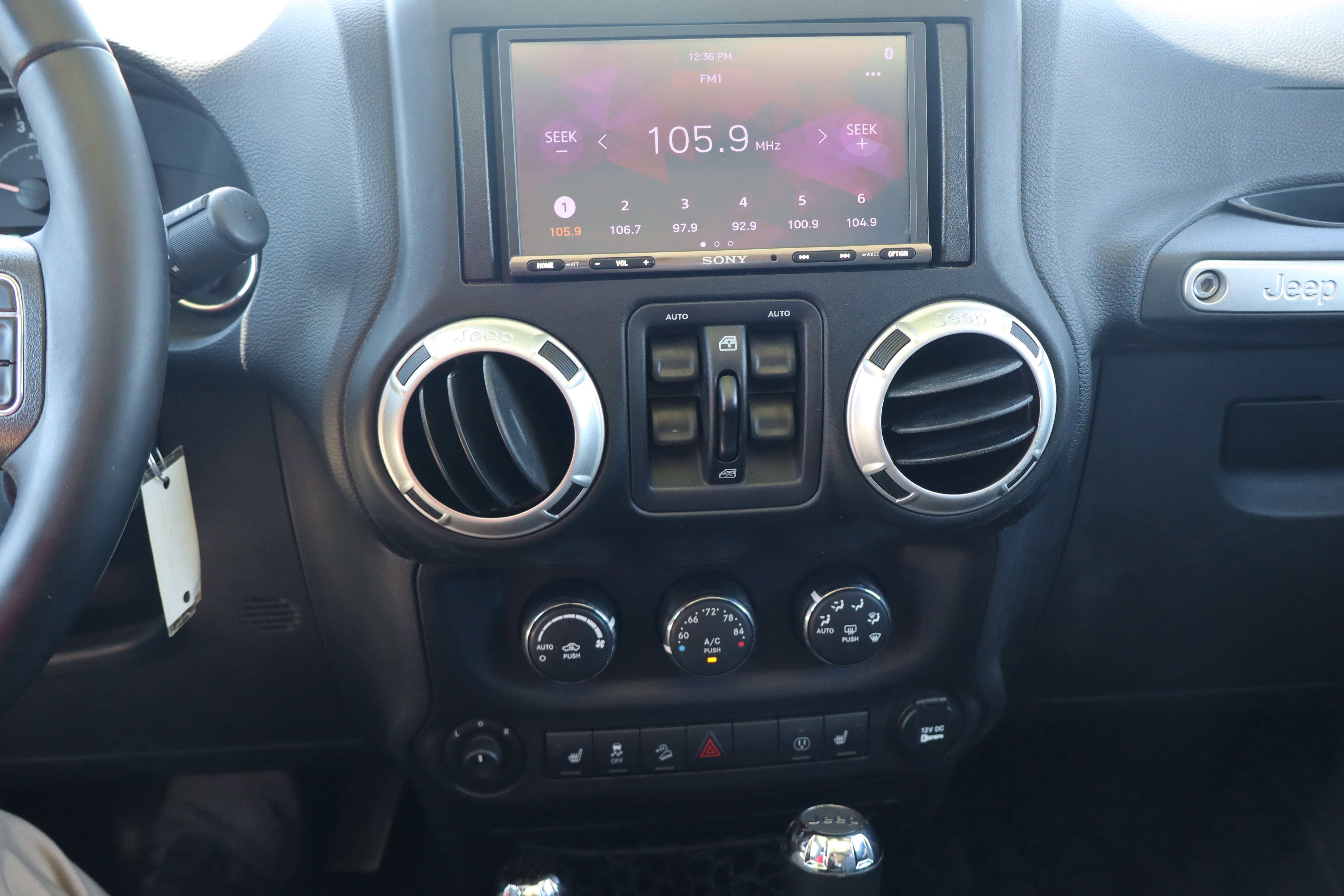 Used 2017 Jeep Wrangler Unlimited Sahara w/ Connectivity Group AWD/4WD image 17
