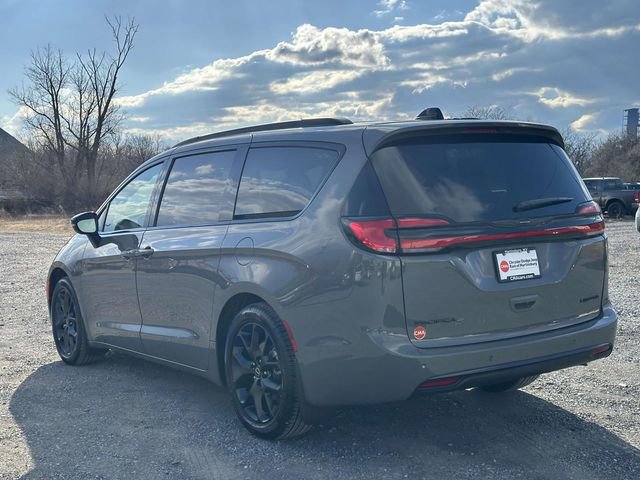 New 2025 Chrysler Pacifica Limited w/ Uconnect Theater Family Group image 24
