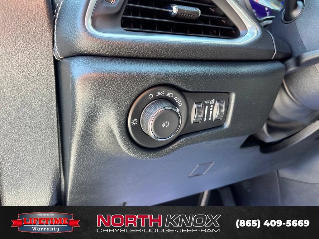 Used 2025 Chrysler Pacifica Limited FWD image 7