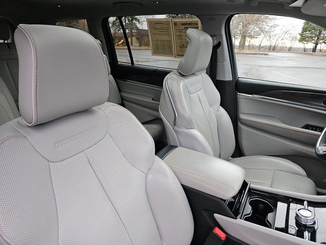 Used 2023 Jeep Grand Cherokee L Overland w/ Luxury Tech Group IV image 12