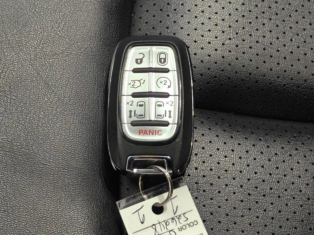 Used 2025 Chrysler Pacifica Select image 13