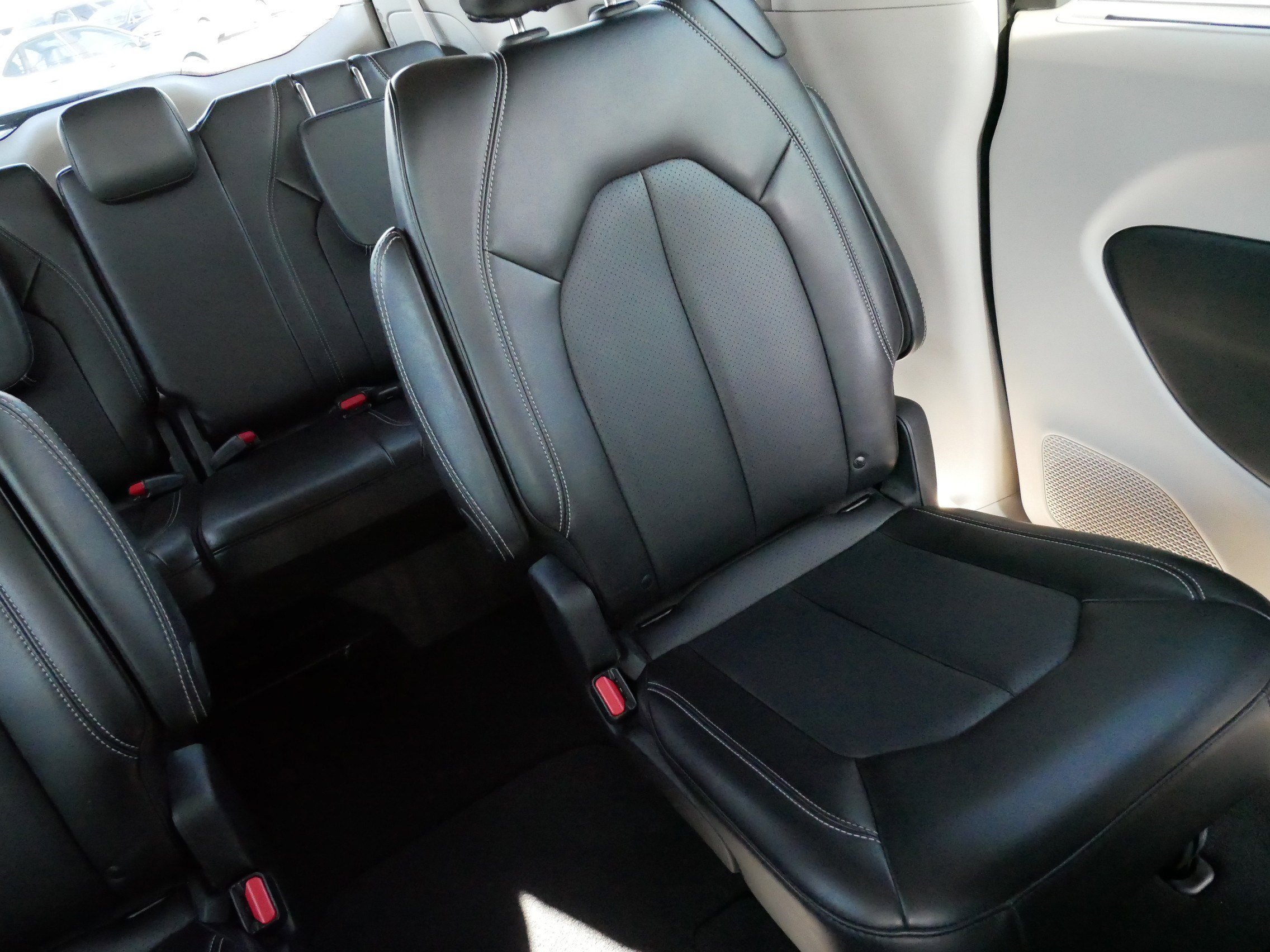 Used 2024 Chrysler Pacifica Touring-L image 14