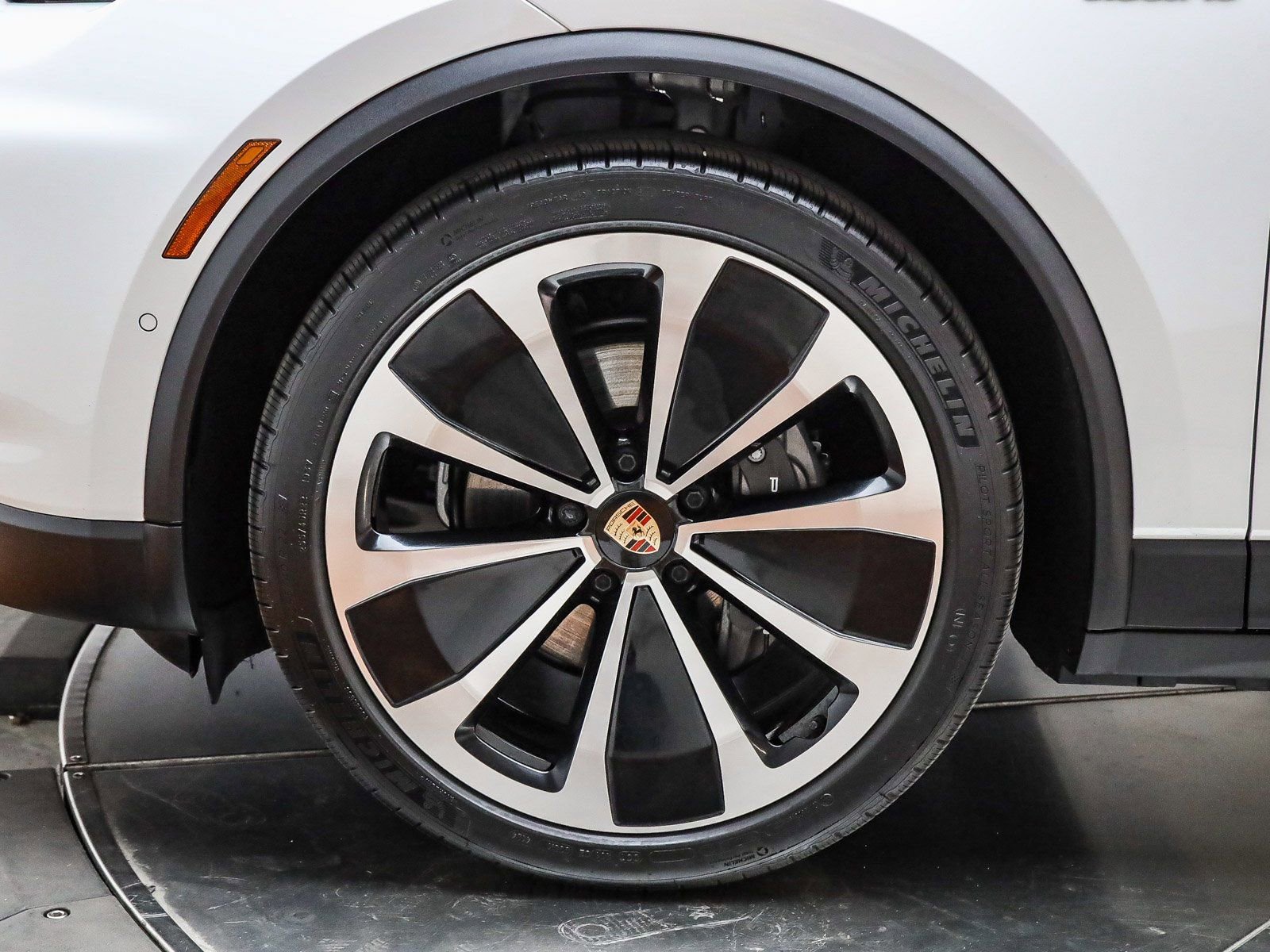 Certified 2025 Porsche Macan Electric image 10