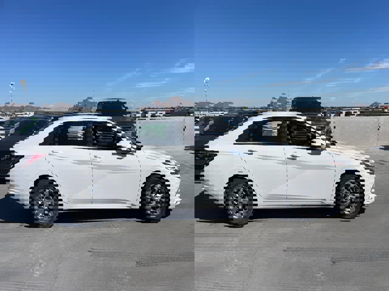 Used 2023 Hyundai Elantra SE image 3