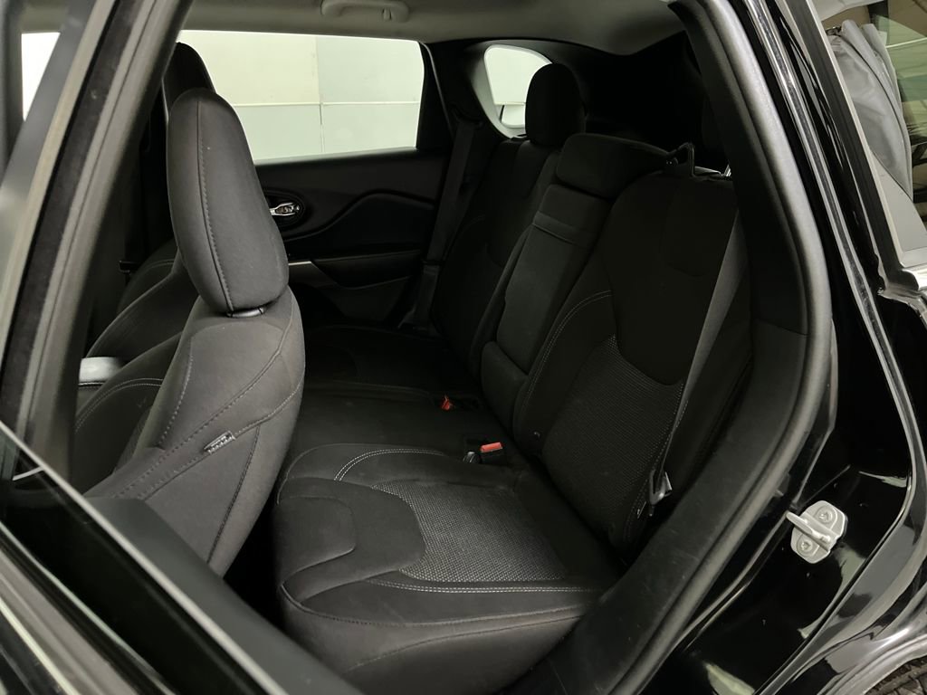 Used 2019 Jeep Cherokee Latitude w/ Popular Appearance Group image 20