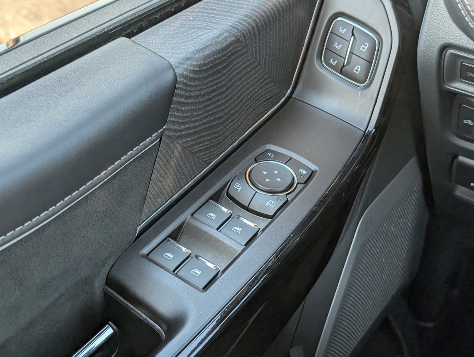 Used 2022 Ford F150 Lightning Platinum image 25