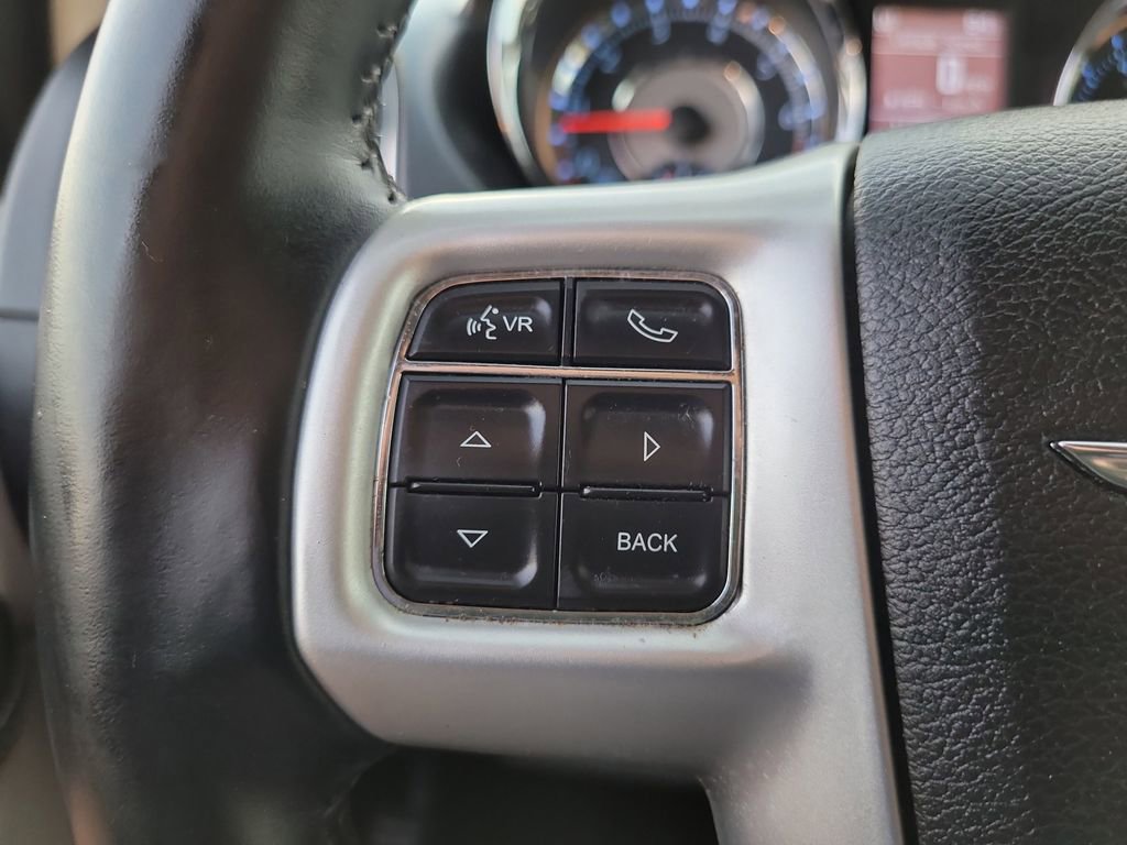 Used 2015 Chrysler Town & Country Touring image 27