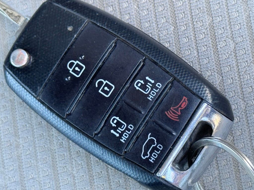 Used 2016 Kia Sedona LX w/ LX Convenience Package image 24