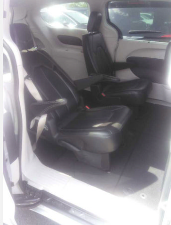 Used 2024 Chrysler Pacifica Touring-L FWD image 3