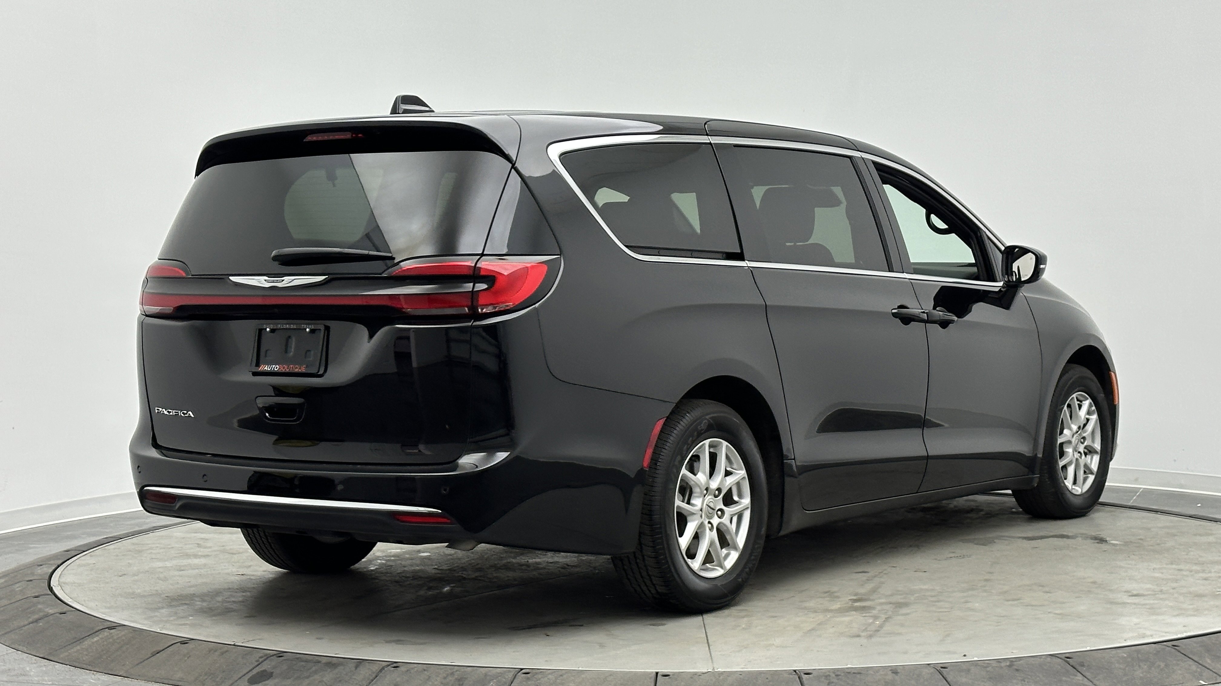 Used 2025 Chrysler Pacifica Select image 7