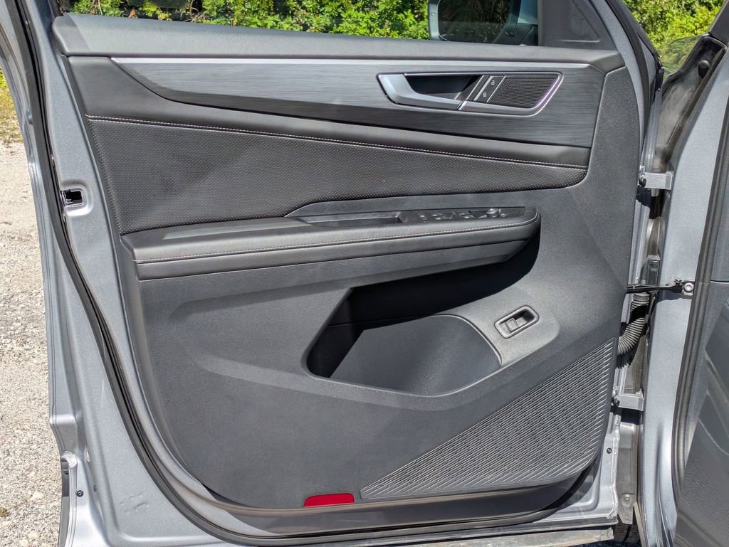 Used 2025 Volkswagen Atlas Cross Sport SE image 11