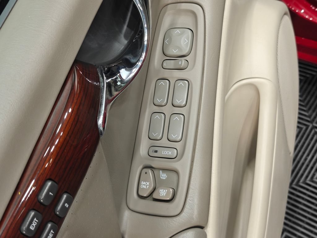 Used 2003 Cadillac De Ville DTS w/ Premium Luxury Package FWD image 32