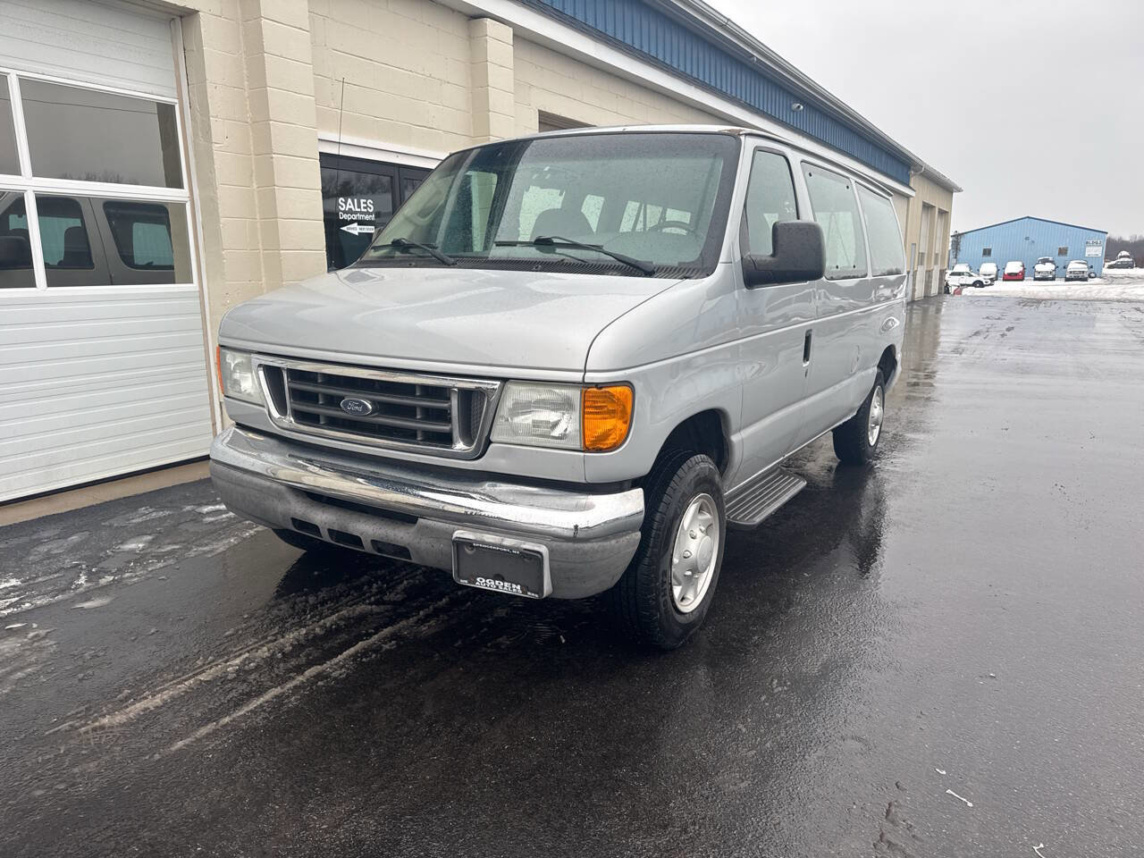 Used 2007 Ford E-150 and Econoline 150 Wagon RWD image 2