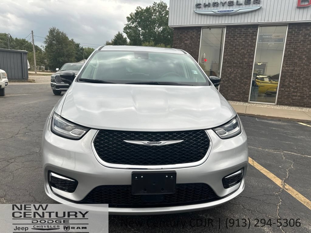 Used 2024 Chrysler Pacifica Touring-L FWD image 2