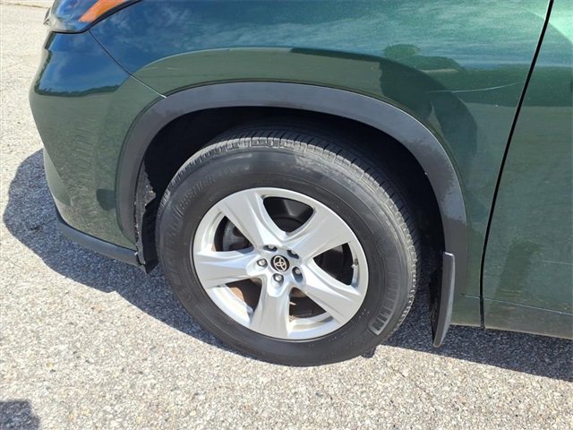 Used 2024 Toyota Highlander LE image 4
