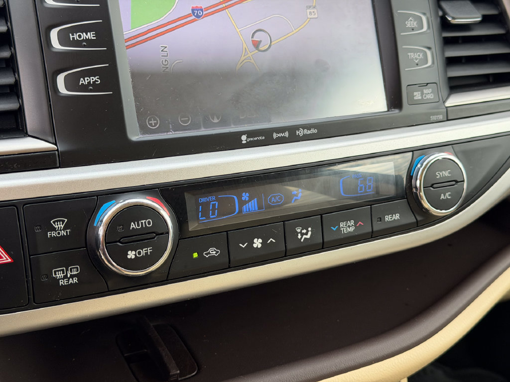 Used 2016 Toyota Highlander XLE AWD/4WD image 32