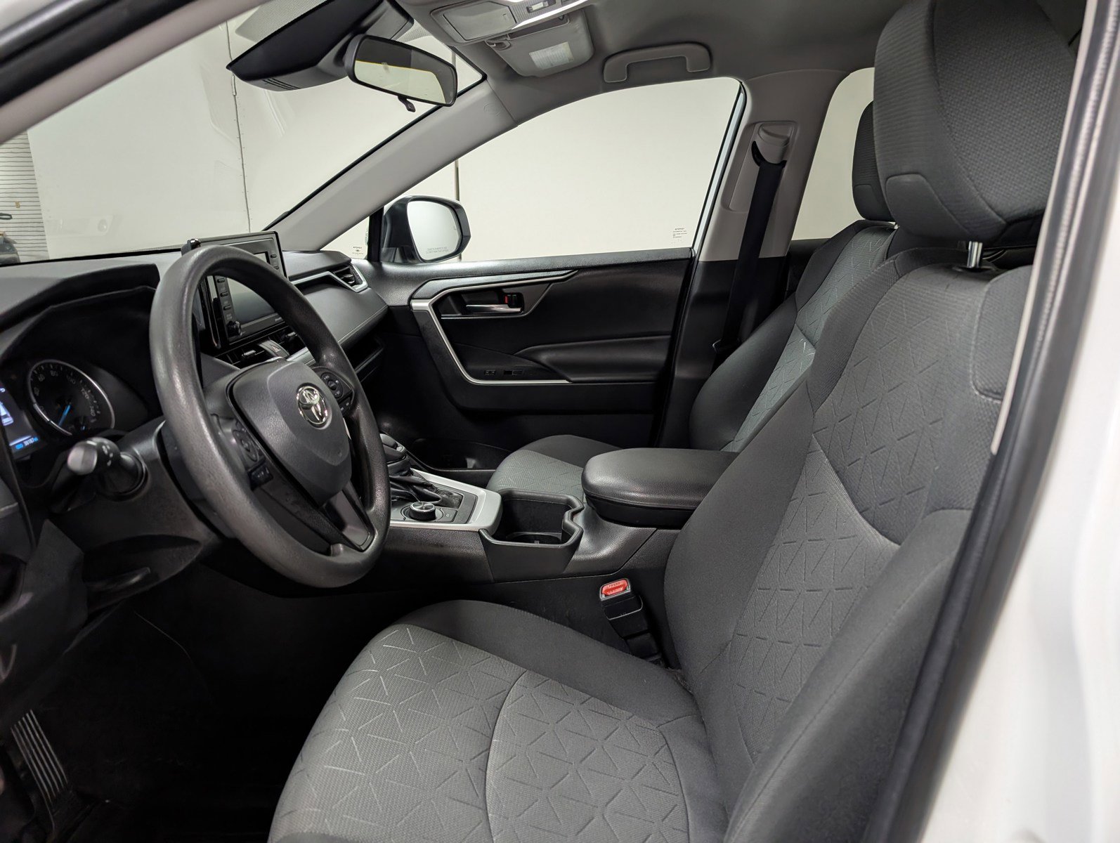 Used 2022 Toyota RAV4 XLE image 3