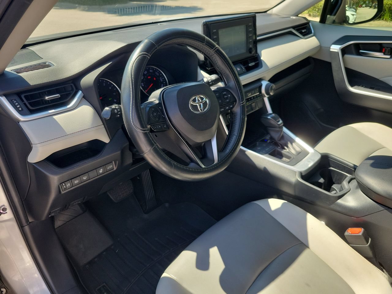 Used 2019 Toyota RAV4 XLE Premium w/ Cold Weather Package FWD image 17