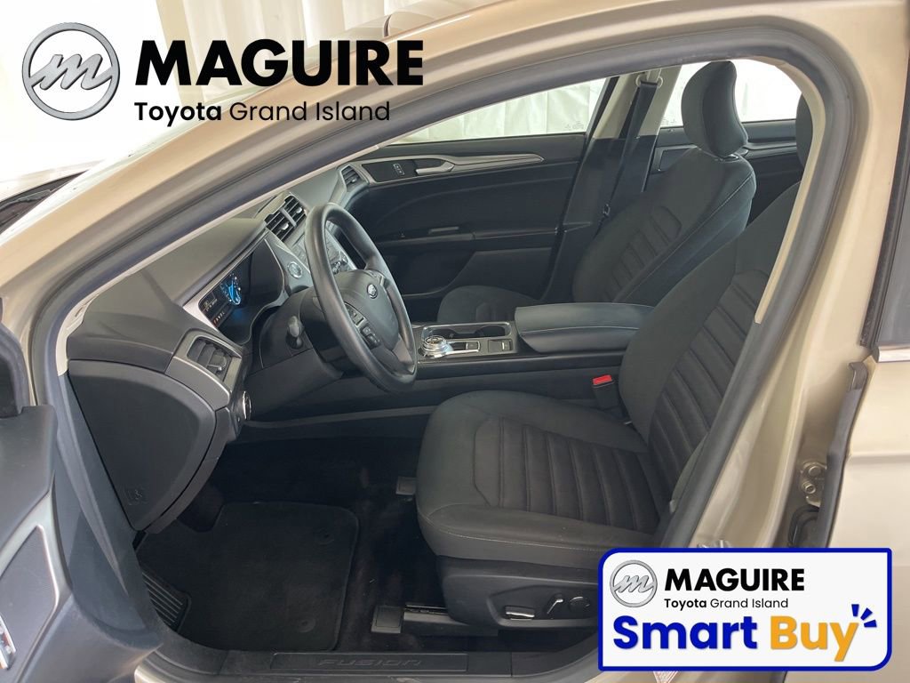 Used 2017 Ford Fusion SE image 3
