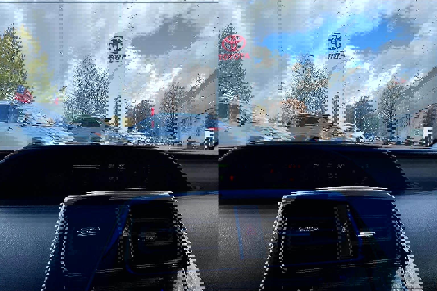 Used 2019 Toyota Prius LE w/ Carpet Mat Package image 32