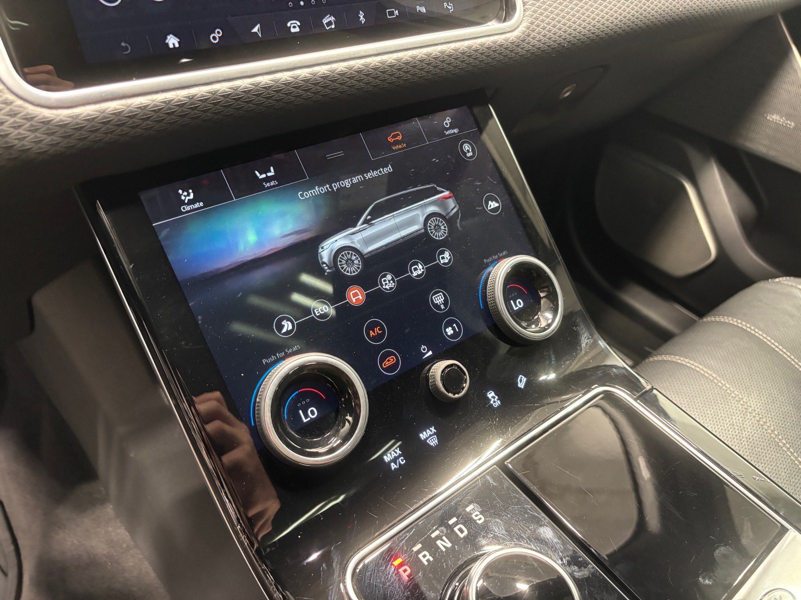 Used 2019 Land Rover Range Rover Velar R-Dynamic SE AWD/4WD image 16