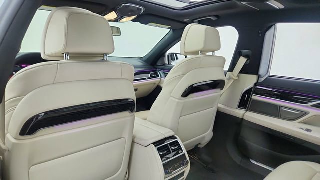 Used 2022 BMW 740i w/ M Sport Package image 30