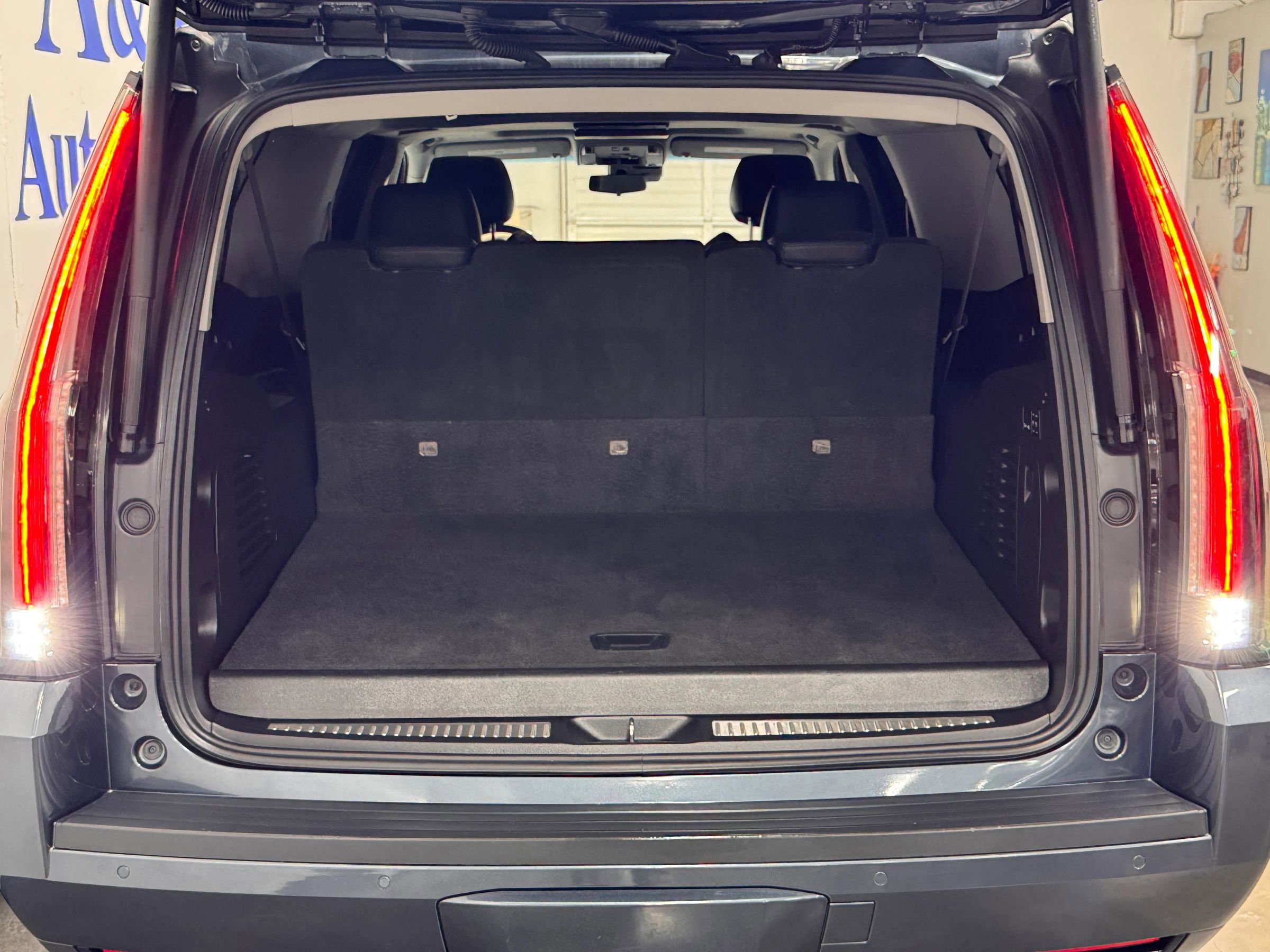 Used 2019 Cadillac Escalade ESV Premium Luxury image 7