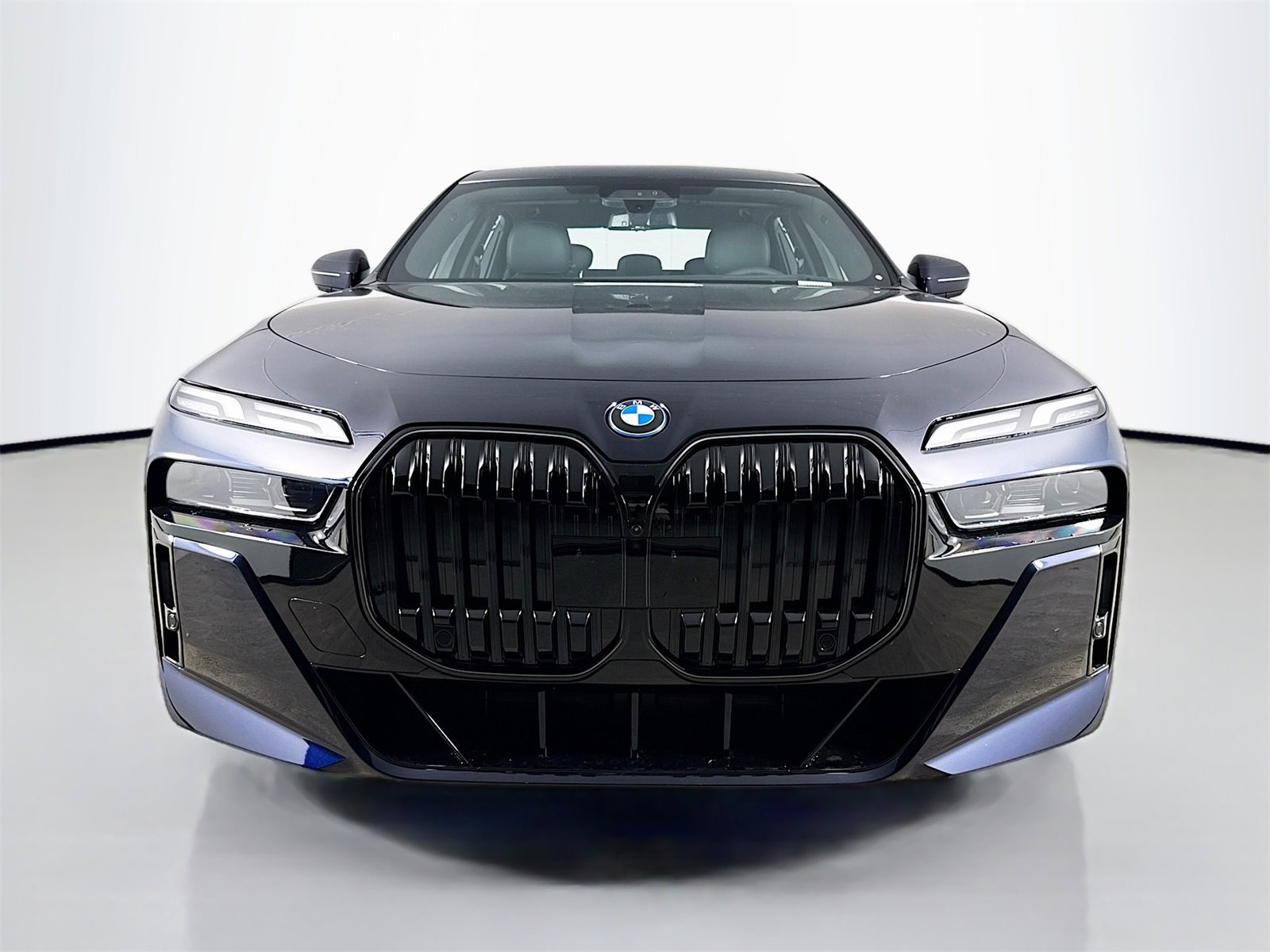 New 2026 BMW 750e xDrive image 2