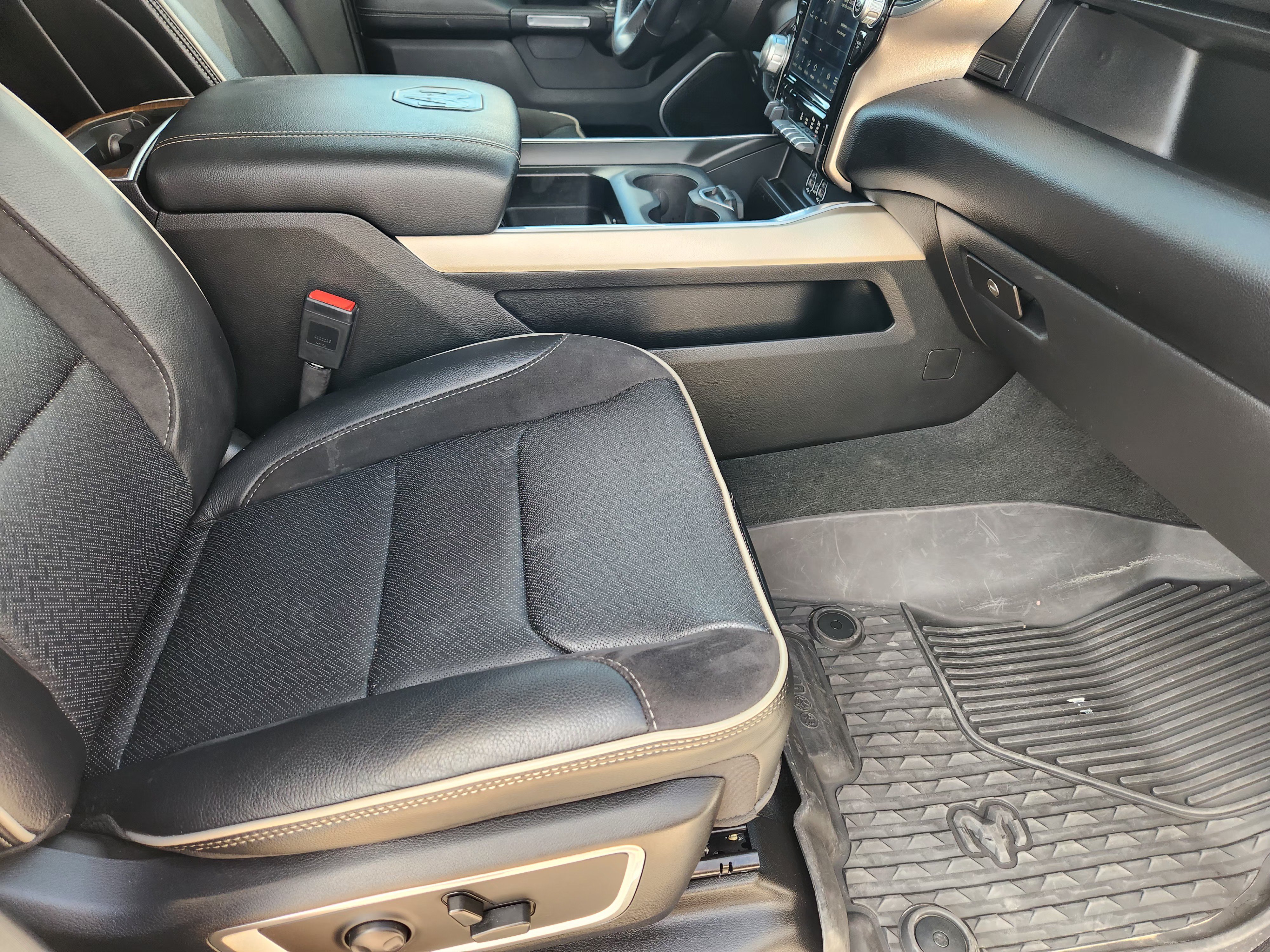 Used 2022 RAM 1500 Laramie AWD/4WD image 15