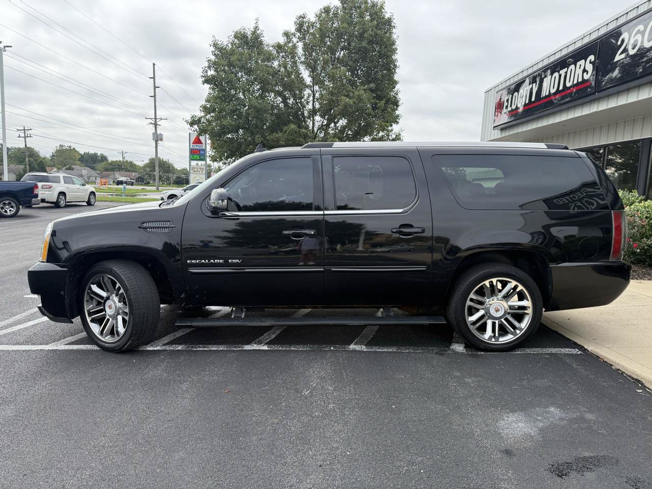 Used 2013 Cadillac Escalade ESV Premium AWD/4WD image 2