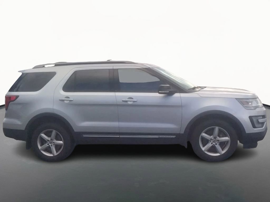 Used 2016 Ford Explorer XLT image 2