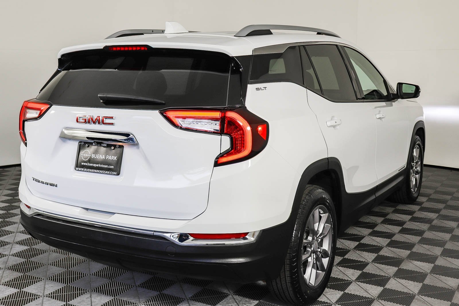Used 2024 GMC Terrain SLT image 8