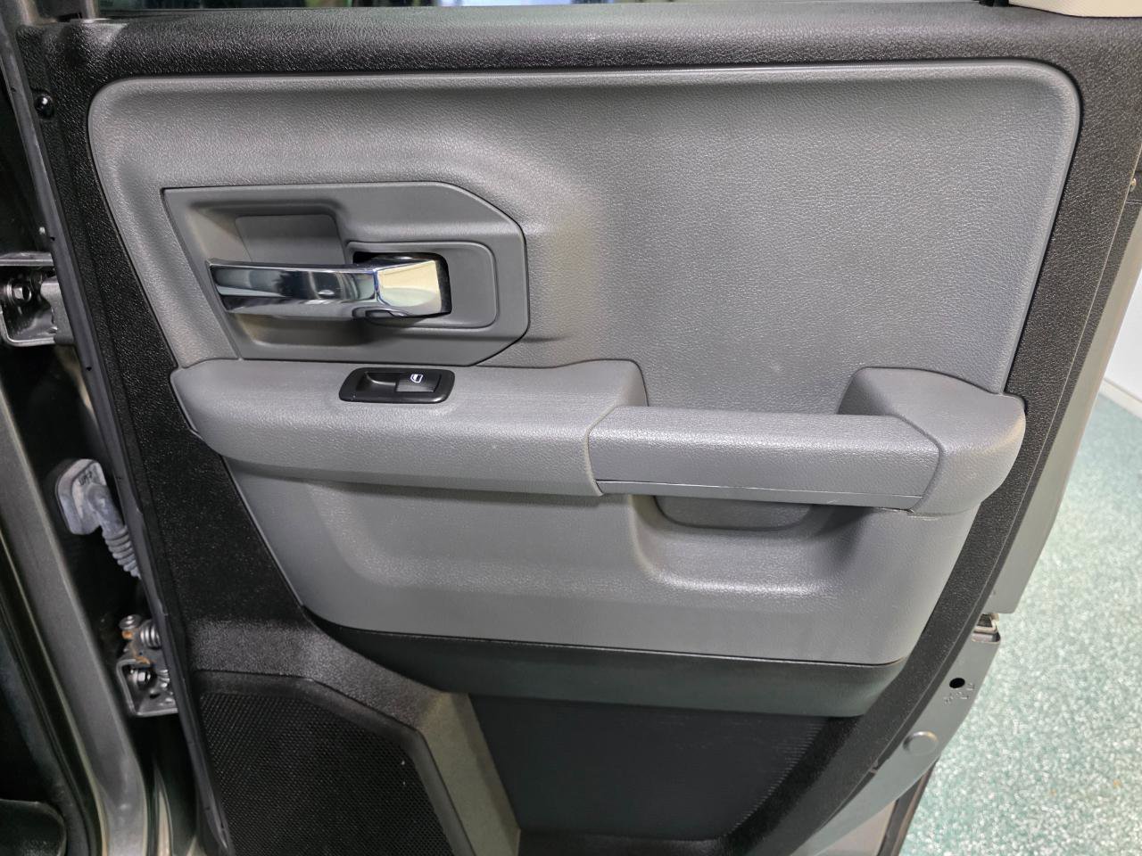 Used 2013 RAM 1500 Classic SLT w/ Premium Display Pkg image 23