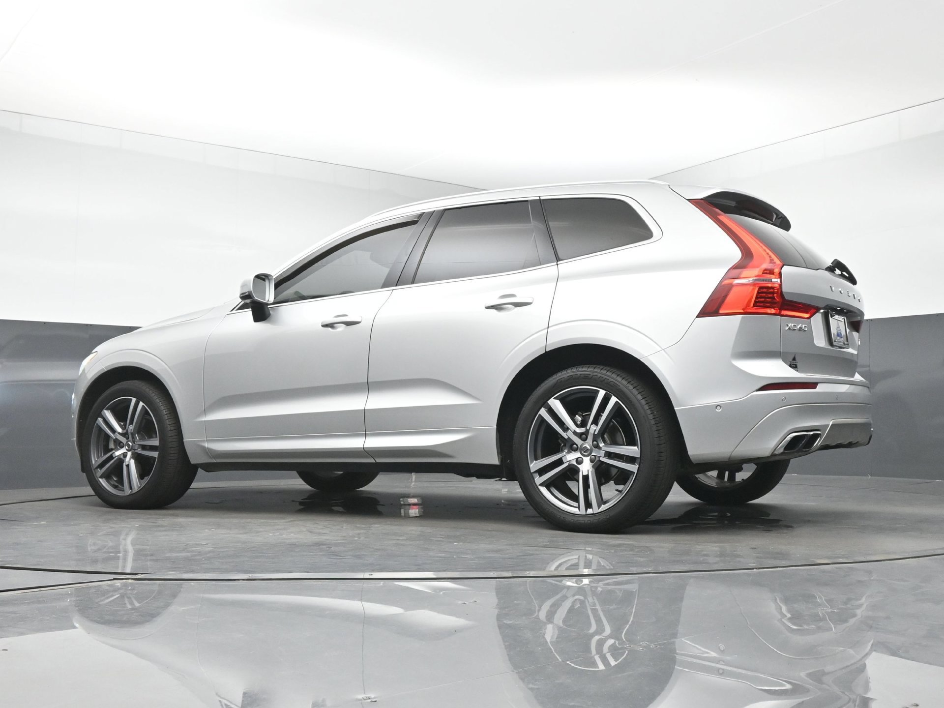 Used 2018 Volvo XC60 T5 Momentum w/ Vision Package AWD/4WD image 14