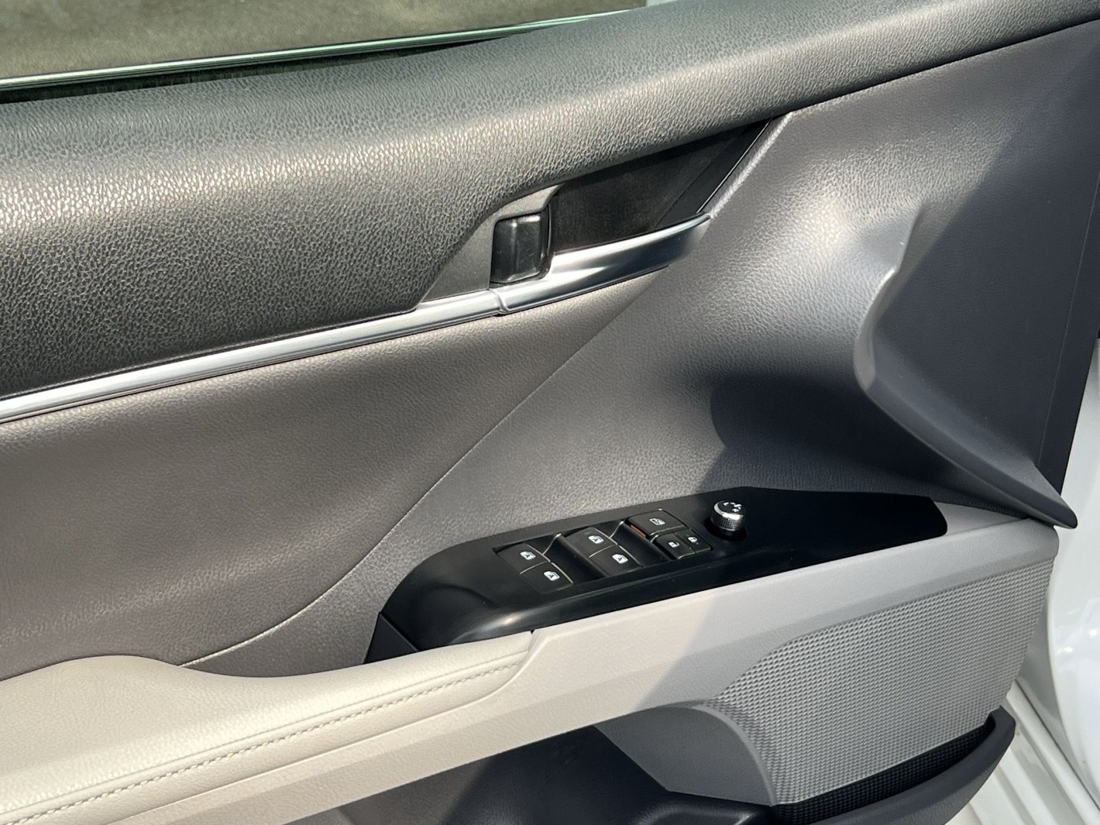 Used 2020 Toyota Camry XLE FWD image 13