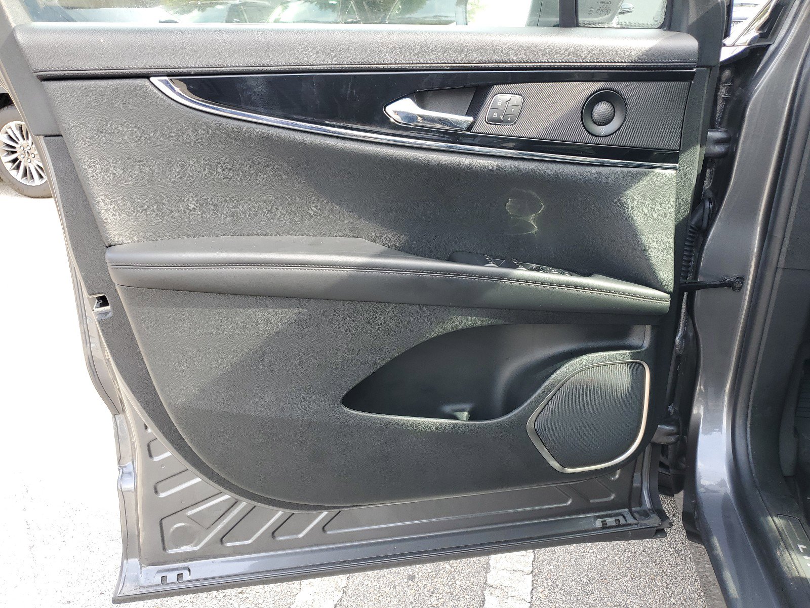 Used 2023 Lincoln Nautilus Reserve w/ Monochromatic Package image 16