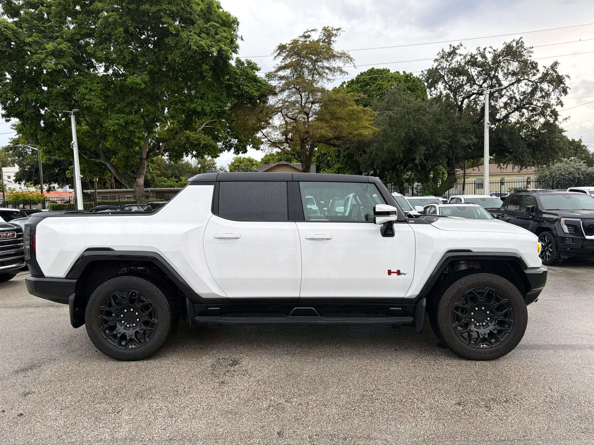 Used 2025 GMC Hummer EV 2X w/ LPO, Sport Package AWD/4WD image 4
