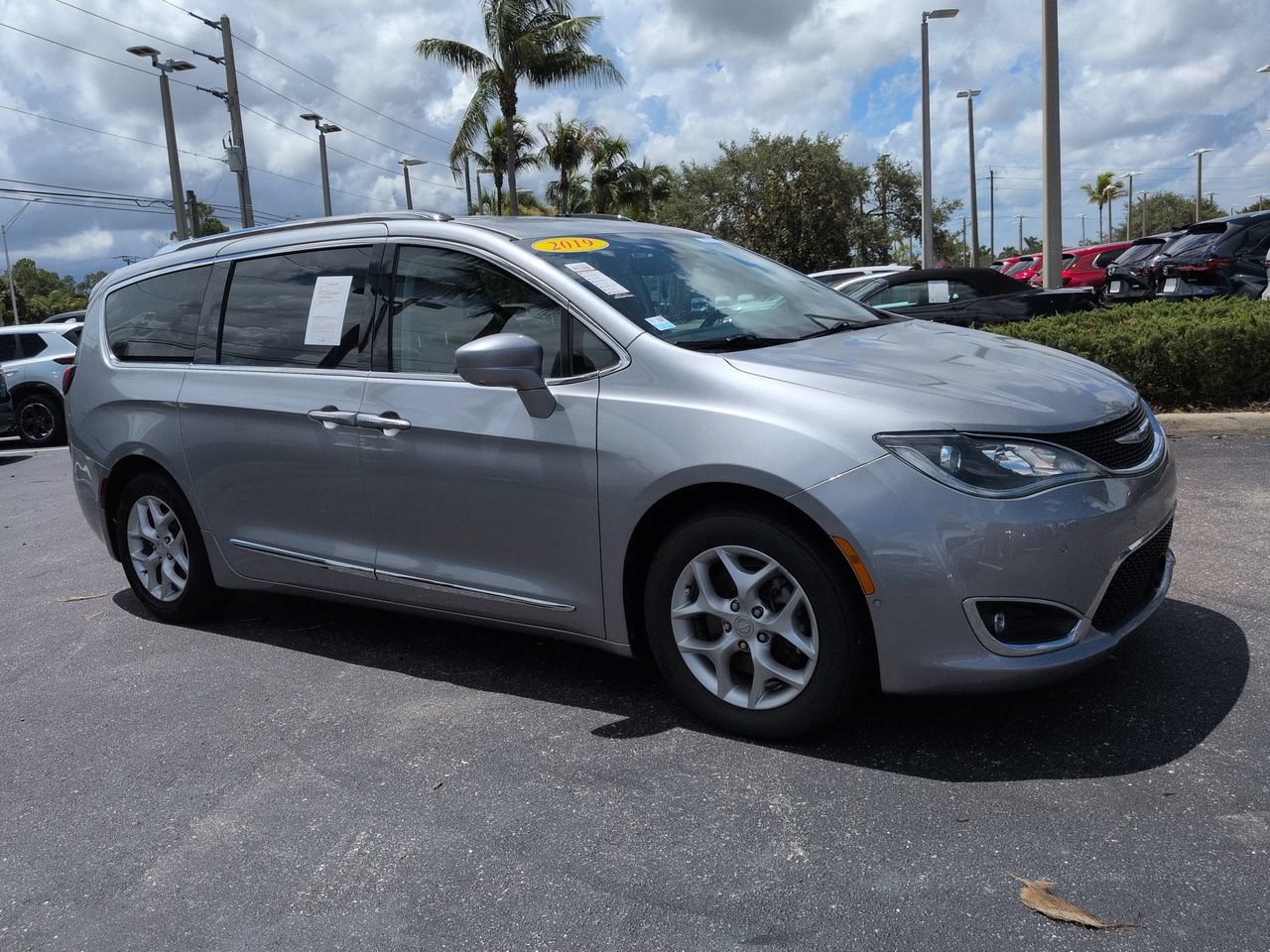 Used 2019 Chrysler Pacifica Touring-L Plus w/ Advanced Safetytec Group FWD image 2