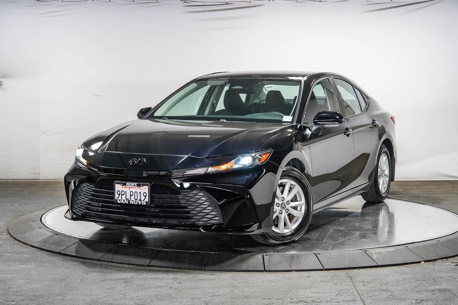 Used 2025 Toyota Camry LE w/ Convenience Package FWD image 1
