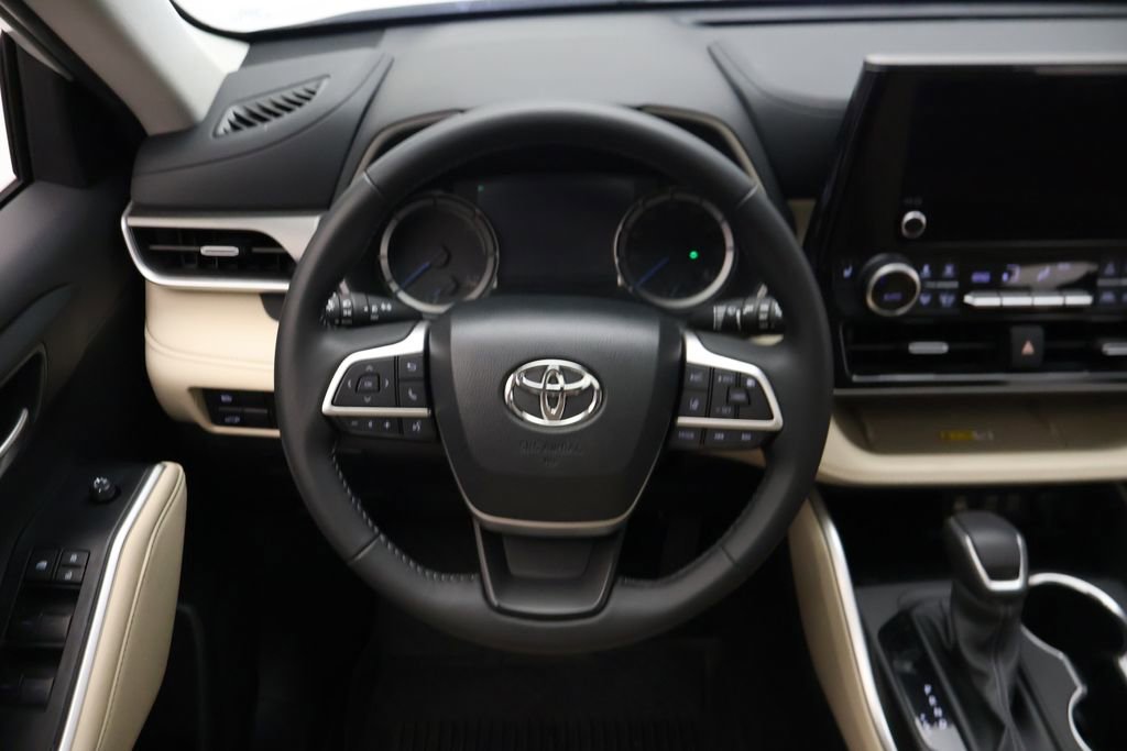 Used 2024 Toyota Highlander XLE FWD image 23