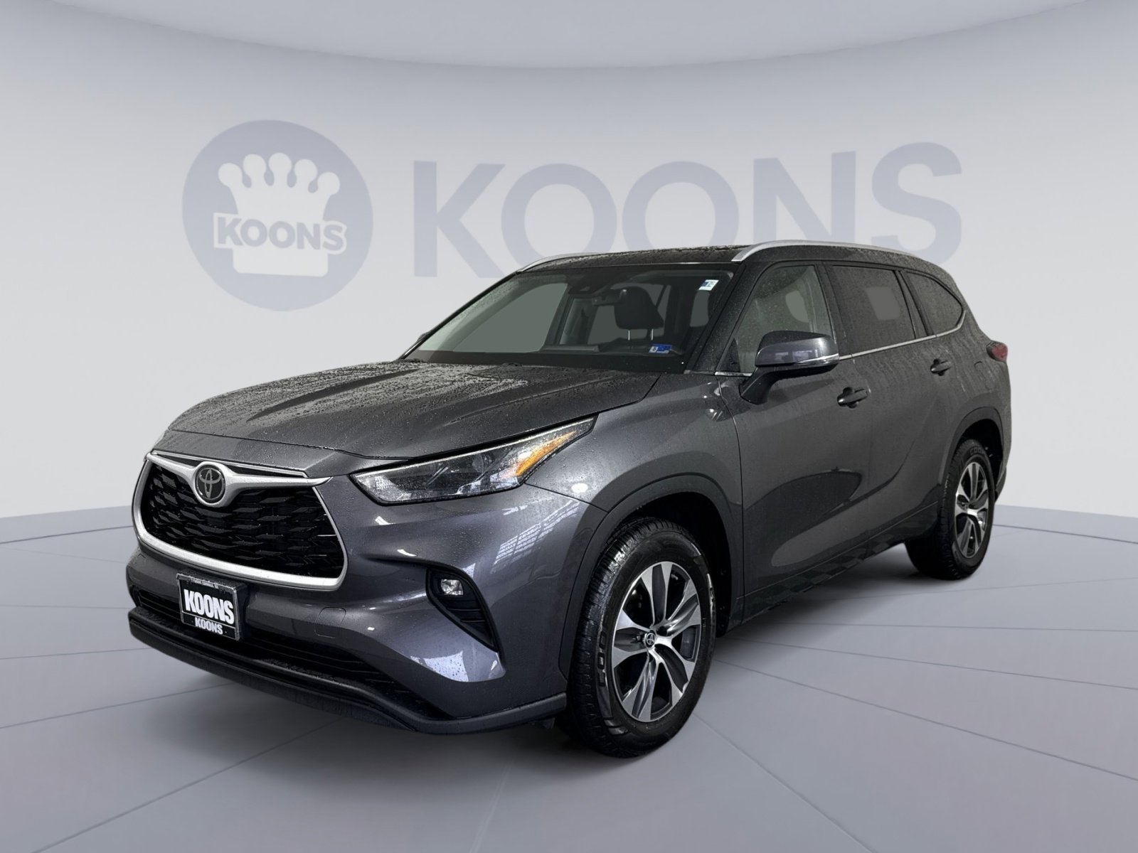 Used 2023 Toyota Highlander XLE FWD image 1