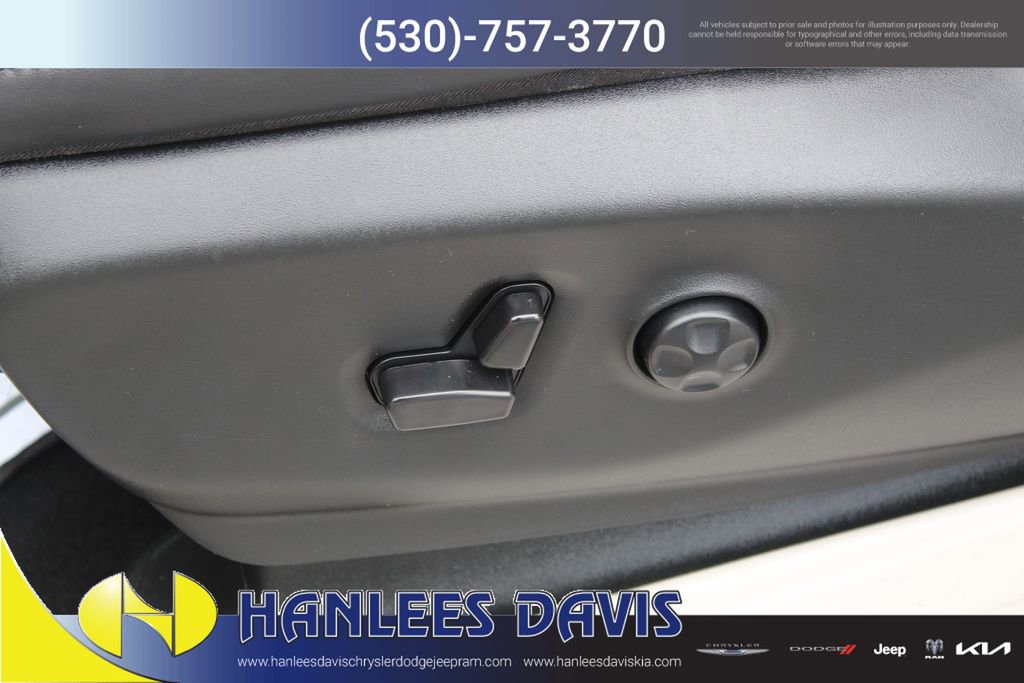 Used 2024 Chrysler Pacifica Touring-L image 14