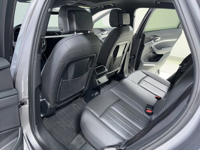 Used 2022 Audi e-tron Premium Plus w/ Premium Plus Package image 24