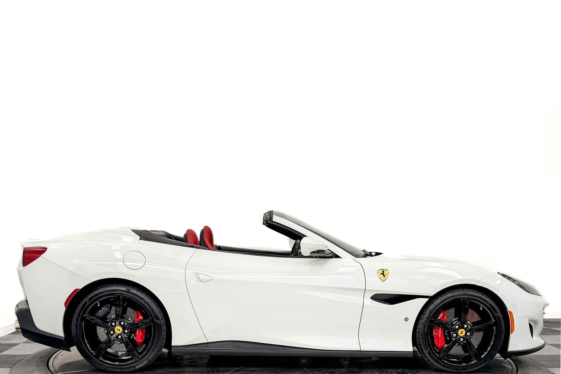Used 2020 Ferrari Portofino RWD image 2
