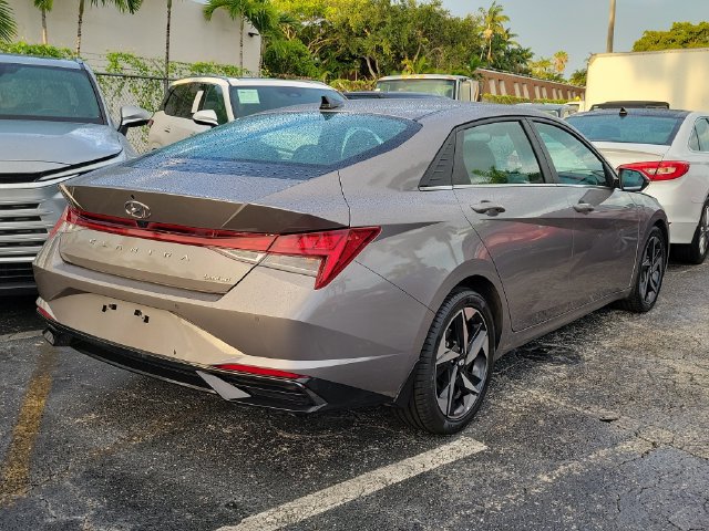 Used 2022 Hyundai Elantra Limited FWD image 3