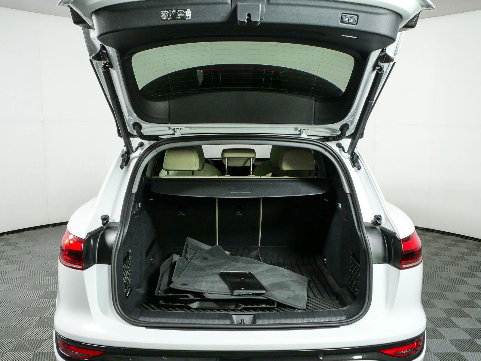 Used 2025 Audi Q6 e-tron Premium Plus w/ Premium Plus AWD/4WD image 32