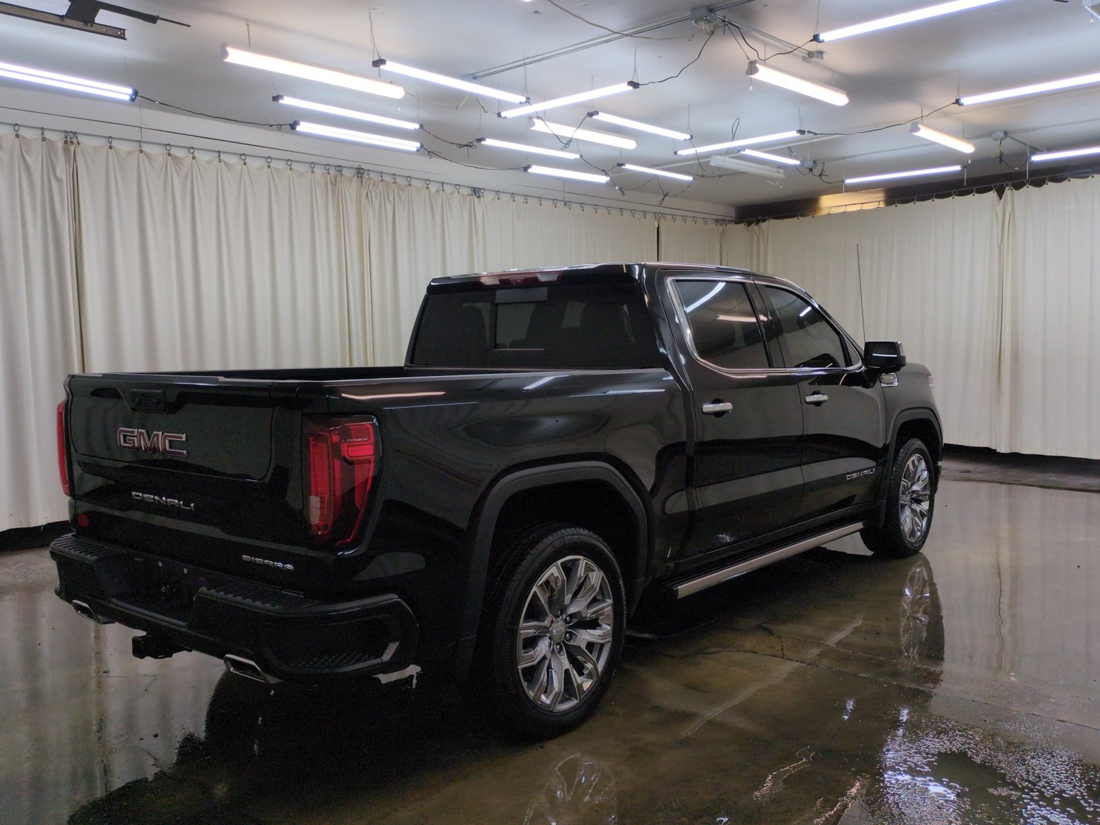 Used 2025 GMC Sierra 1500 Denali w/ Denali Reserve Package AWD/4WD image 6
