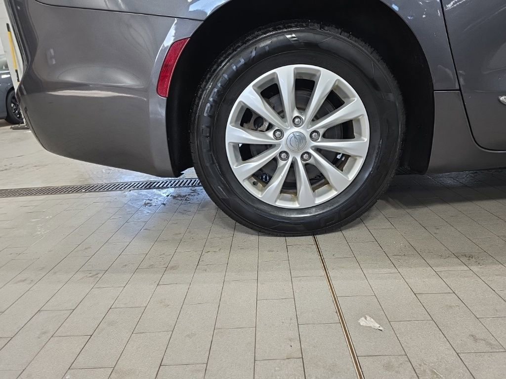 Used 2018 Chrysler Pacifica Touring-L image 15